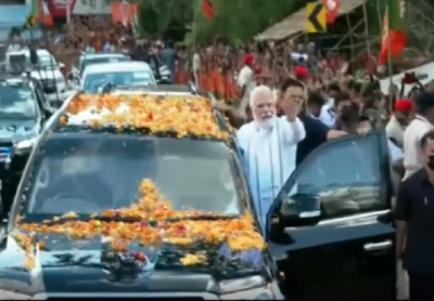 बाबा मंदिर के गर्भगृह में PM मोदी ने की पूजा-अर्चना, स्वागत में सड़कों पर उतरे लोग