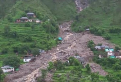 हिमाचल प्रदेश में बाढ़ के चलते 6 घर बहे, 12 लोग लापता, एक महिला का शव बरामद