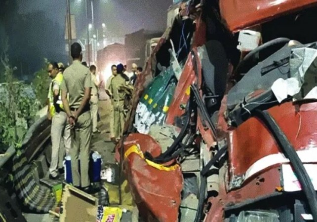 दिल्ली में दर्दनाक सड़क हादसा, दो ट्रकों की टक्कर में 4 कांवड़ियों की मौत, कई घायल