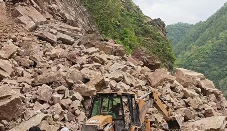 भारी बारिश के चलते रद्द हुई कई ट्रेनें, जगह-जगह फंसे यात्री