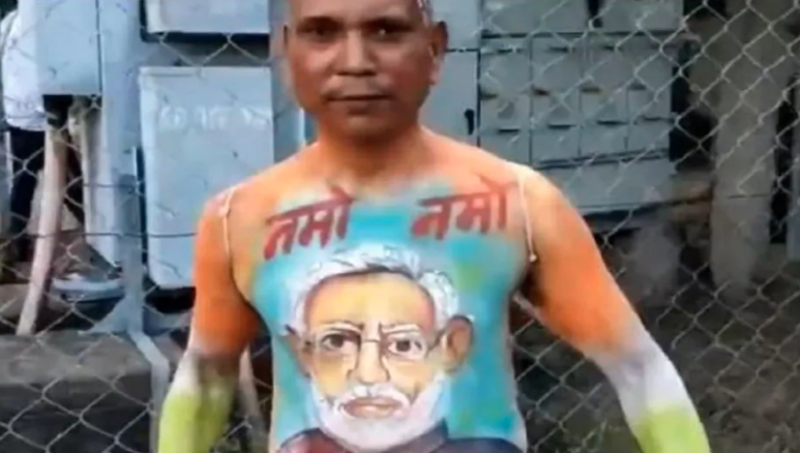 PM मोदी का अनोखा दीवाना! शरीर पर बनवाई मोदी की तस्वीर, कुछ इस अवतार में पीएम से मिलने पहुंचा फैन