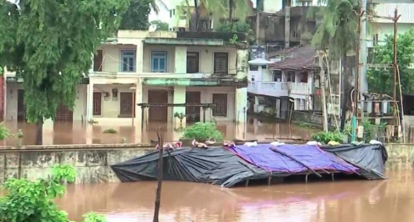 गुजरात से लेकर महाराष्ट्र तक कई राज्यों में भारी बारिश ने मचाया हाहाकार, खतरें में पड़ी लोगों की जान
