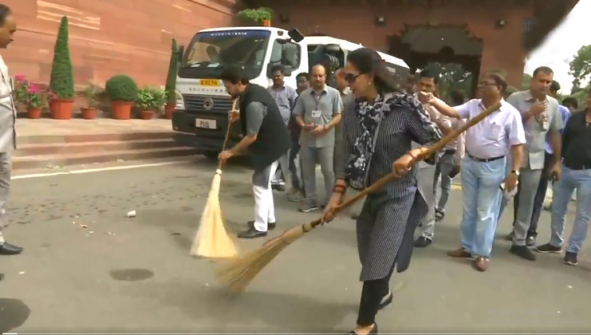 VIDEO: BJP MP Hema Malini, who arrived in Parliament with a broom, was cleaned up
