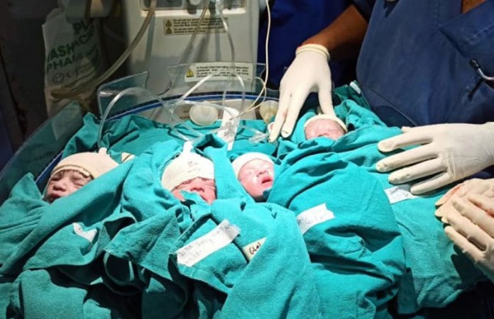 यूपी में महिला ने एक साथ 4 बच्चों को दिया जन्म, डॉक्टर बोले - 'माँ और बच्चे दोनों सुरक्षित'