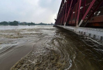 यमुना का विकराल रूप, पहली बार ओल्ड रेलवे ब्रिज तक पहुंचा पानी ! बाढ़ के मुहाने पर दिल्ली