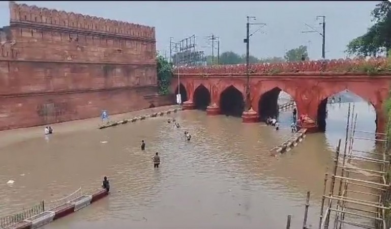 पानी-पानी हुई दिल्ली! ITO और राजघाट समेत कई रास्ते बंद, यमुना का जलस्तर थोड़ा घटा, लेकिन ख़तरा नहीं टला