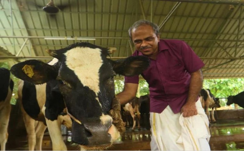 विज्ञान और संस्कृति का संगम! गायों के बीच जाकर मिट जाती है हार्ट सर्जन डॉ जयकुमार की थकान