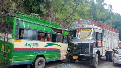 जम्मू कश्मीर में भीषण सड़क हादसा, बस-ट्रक की भिड़ंत में 16 घायल
