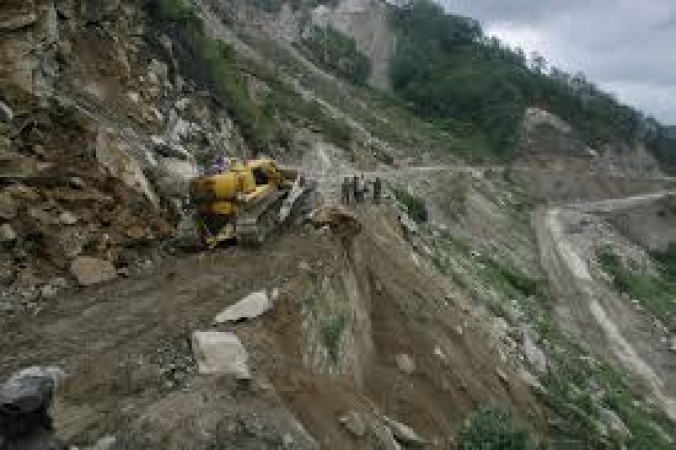 Badrinath highway closed for almost 19 hours, passengers waiting for route to open