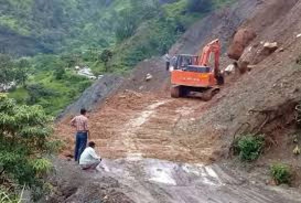 Badrinath highway closed for almost 19 hours, passengers waiting for route to open