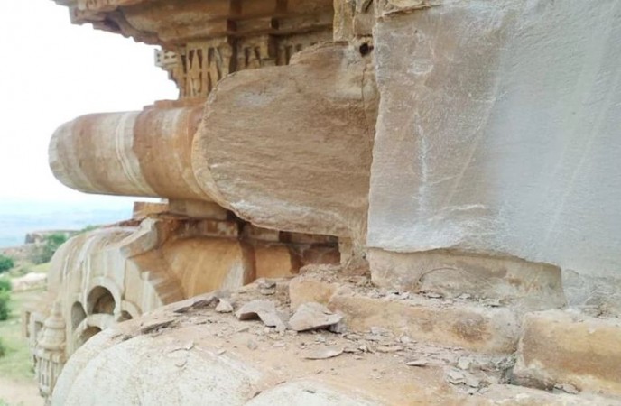 अब चित्तौड़गढ़ किले पर हुआ वज्रपात, ऐतिहासिक कीर्ति स्तम्भ से 40 किलो का पत्थर टूटकर गिरा
