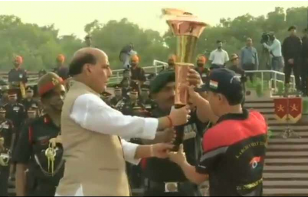 कारगिल दिवस: रक्षा मंत्री ने जलाई विजय ज्योति, 9 बड़े शहरों से होकर पहुंचेगी द्रास, देखें वीडियो