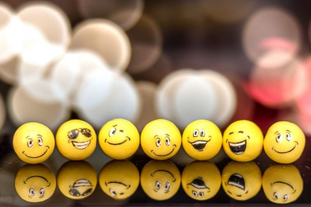 World Emoji day : मानव जीवन में बहुत गहरा है इमोजी का असर, हंसना-रोना-गाना सब इसके साथ