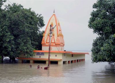 वाराणसी में गंगा खतरे के निशान पर, कई प्रमुख मंदिर डूबे