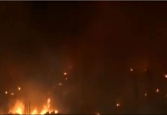 दिल्ली के शाहबाद इलाके में भड़की भीषण आग, 70 झुग्गियां जलकर राख