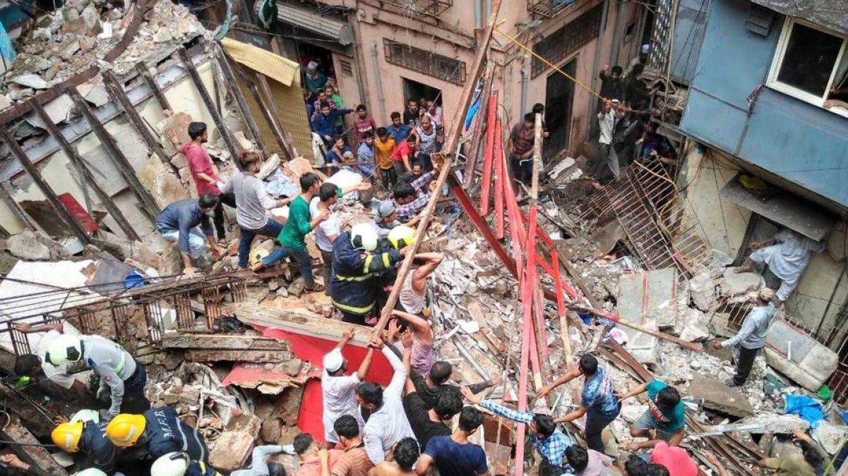 मुंबई: लगातार बारिश के कारण गिरी 4 मंजिला इमारत, 40 से अधिक लोग मलबे में दबे