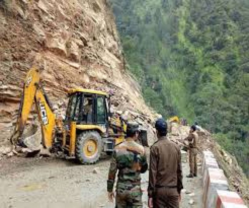 Debris on Yamunotri Highway due to heavy rainfall, road closed
