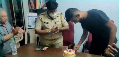 VIDEO: कुख्यात अपराधी को केक खिलाते दिखे सीनियर इंस्पेक्टर, जारी हुए जांच के आदेश