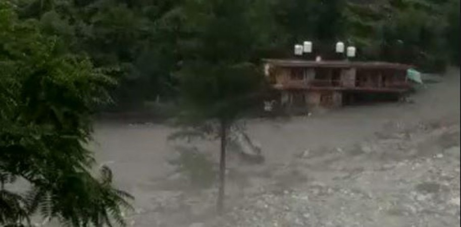 Cloudburst wreaks havoc in Shimla's Kumarsen, water enters houses