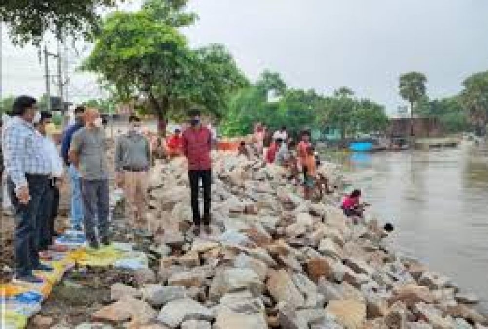 Six villages of Gorakhpur emersed in water, people forced to live on Dam