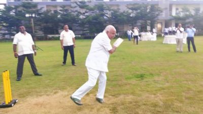 कर्नाटक सियासी संकट: विधायकों के साथ क्रिकेट खेलते नजर आए बीएस येदियुरप्पा