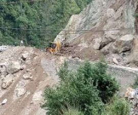 Landslide due to highest rainfall, Mussoorie National Highway closed