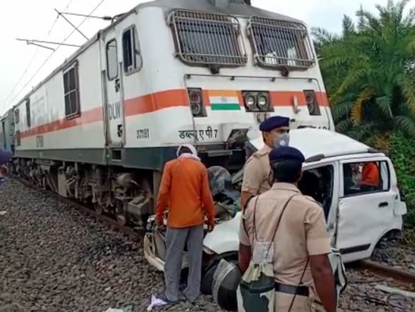 Tragic accident: Car collided with Janshatabdi Express, 3 people died
