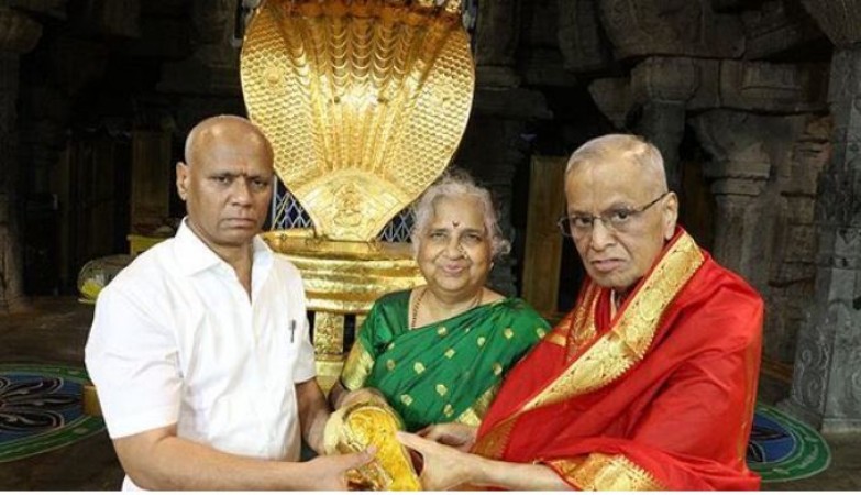ब्रिटिश पीएम ऋषि सुनक के सास-ससुर ने बालाजी मंदिर में दान किया स्वर्ण शंख और सोने का कछुआ