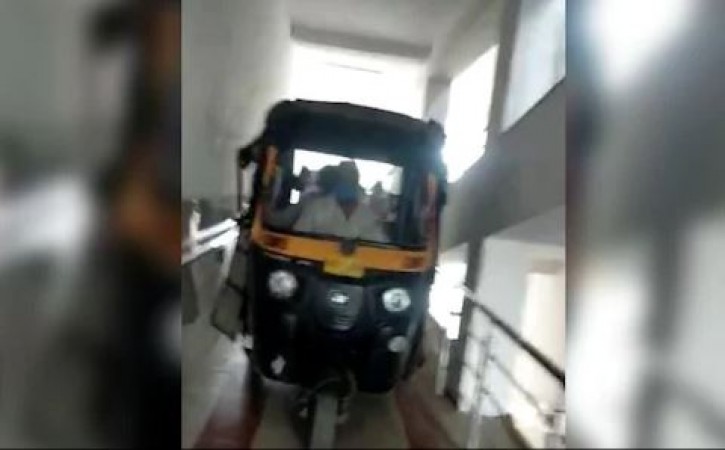 Driver climbs 5th floor of hospital with auto, will be surprised to know the reason