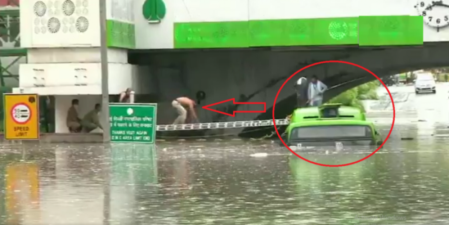 दिल्ली-NCR में भारी बारिश, कई इलाकों में जलजमाव, DTC बस फंसी
