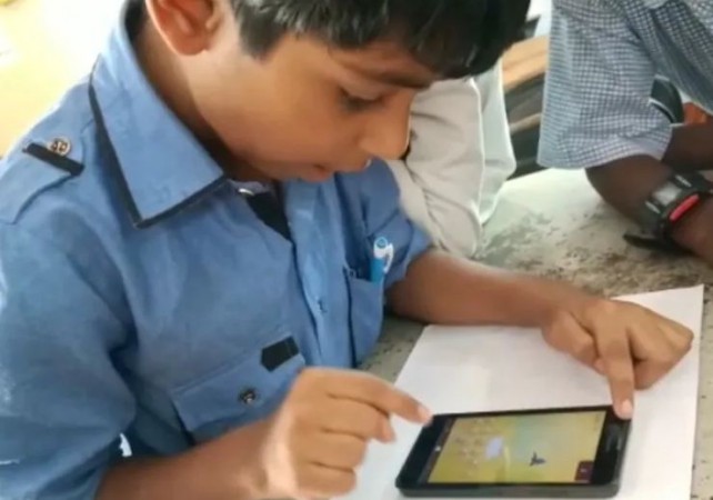 गरीब बच्चों में स्मार्टफोन बांटेगी इस राज्य की पुलिस, शुरू किया 'मोबाइल बैंक'