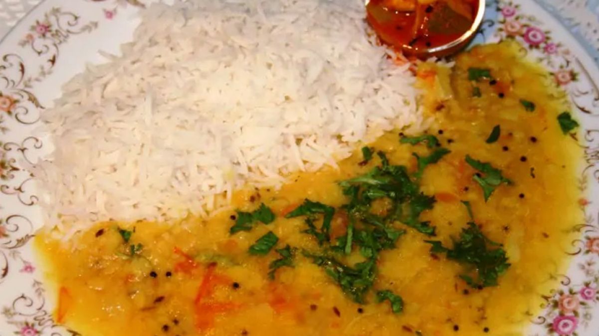 Food Poisoning: 8 people from the same family fell ill after eating dal rice, one died