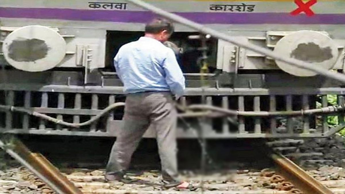 मुंबई: लोकल ट्रैन को खड़ी कर पटरी पर टॉयलेट कर रहा था ड्राइवर, वायरल हो गया वीडियो