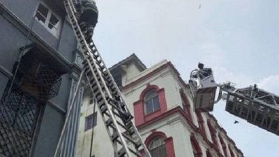 मुंबई: ताजमहल होटल के पास लगी भीषण आग, बुझाने में जुटे दमकल कर्मी