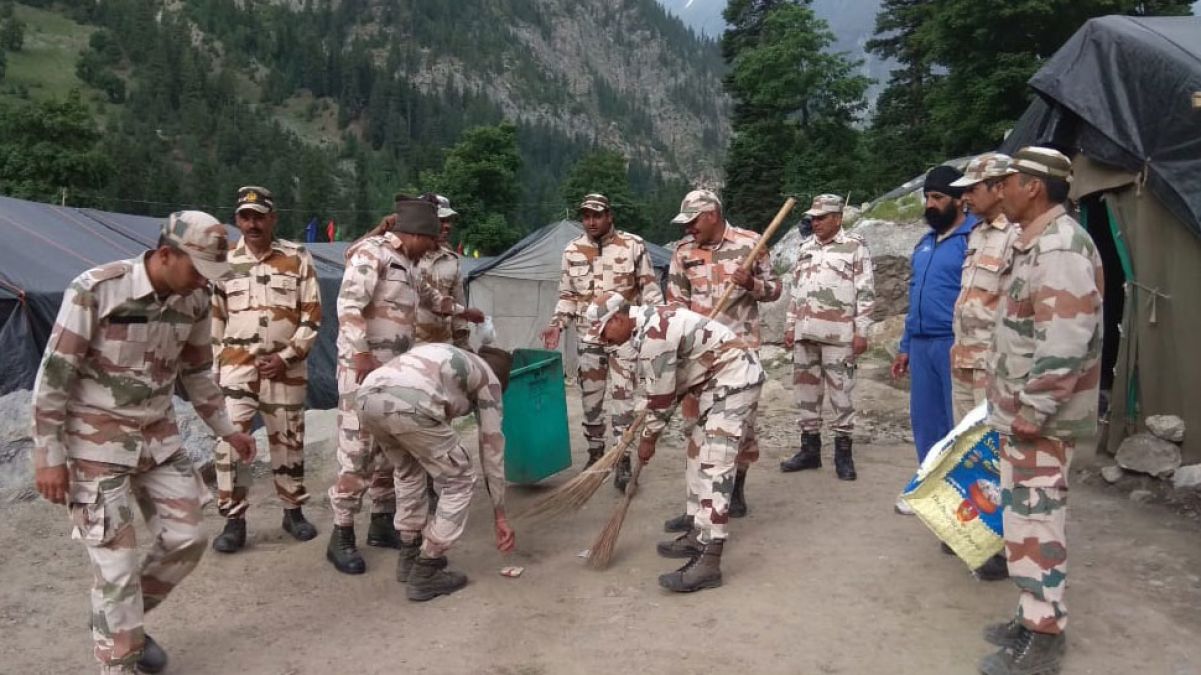 ITBP jawan takes the responsibility of cleaning garbage from Amarnath route