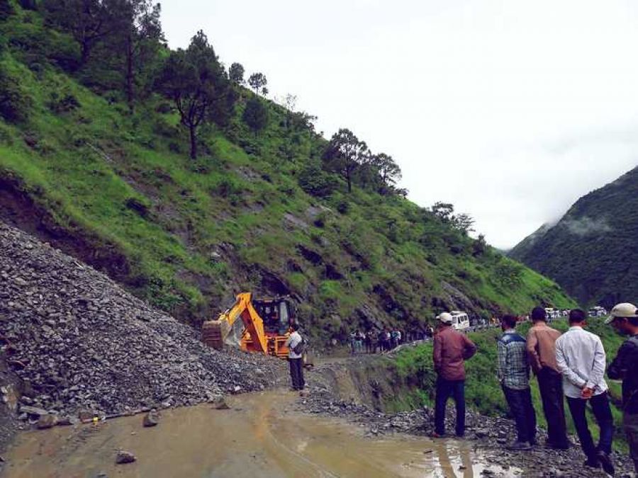 उत्तराखंड: भूस्खलन के कारण यमुनोत्री हाईवे हुआ अवरुद्ध