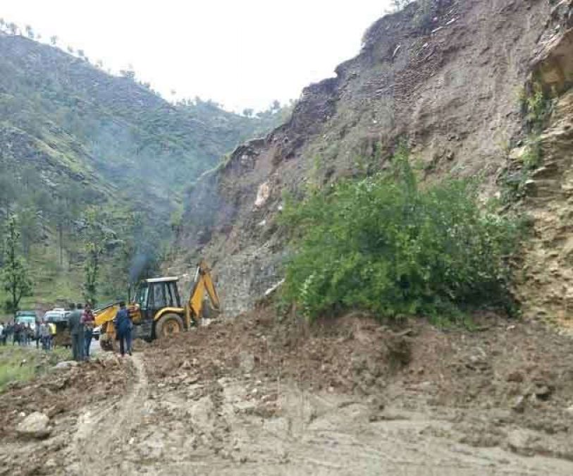 उत्तराखंड: भूस्खलन के कारण यमुनोत्री हाईवे हुआ अवरुद्ध