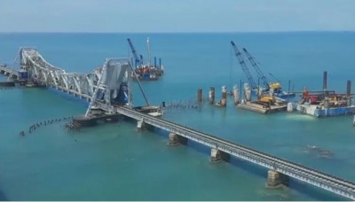 देश के पहले सी ब्रिज 'पंबन' पर अटखेलियां करती नज़र आईं डॉल्फिंस, नावों के साथ लगाई रेस