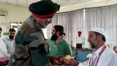 कश्मीरी हज यात्रियों से मिले सैन्य अधिकारी, कहा- घाटी में अमन के लिए प्रार्थना करें