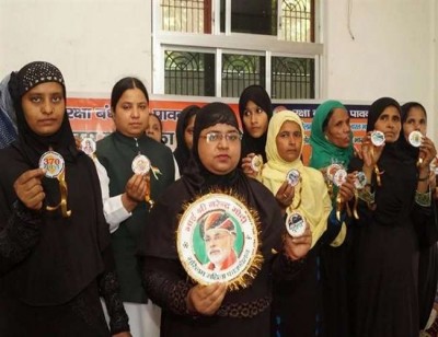 प्रधानमंत्री मोदी को वाराणसी की मुस्लिम महिलाओ ने भेजीं हाथों से बनी राखियां