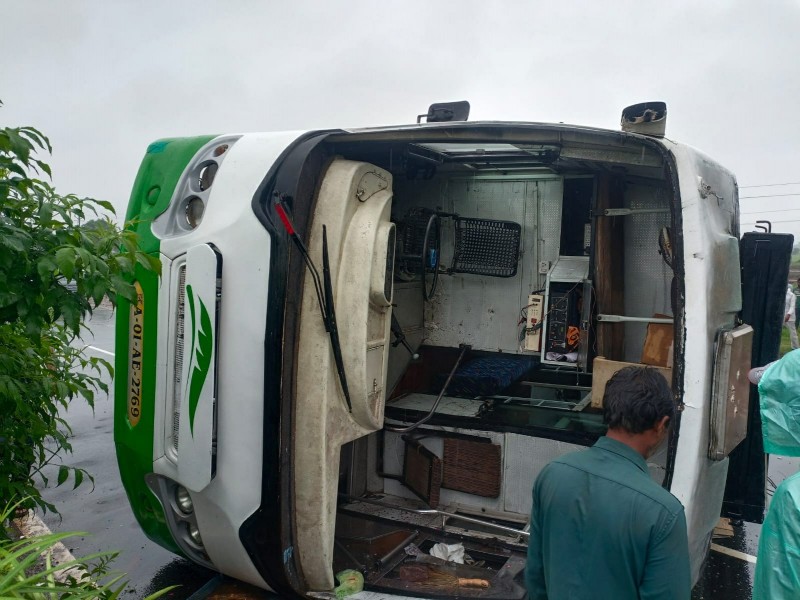 Bus going from Bhopal to Indore suddenly overturns, many critically injured