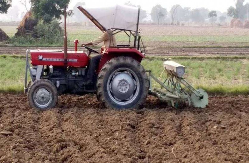 Uttar Pradesh: Inspector reached village on tractor to settle complain amid flood