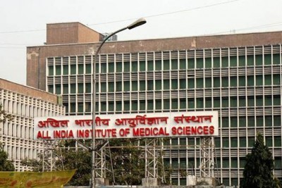 AIIMS doctor presents an example by giving blood to patient