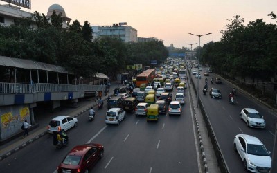 दिल्ली में बारिश का कहर, धंसी ये सड़क