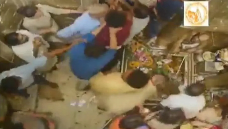Devotees and servants clash with each other at Vishwanath temple