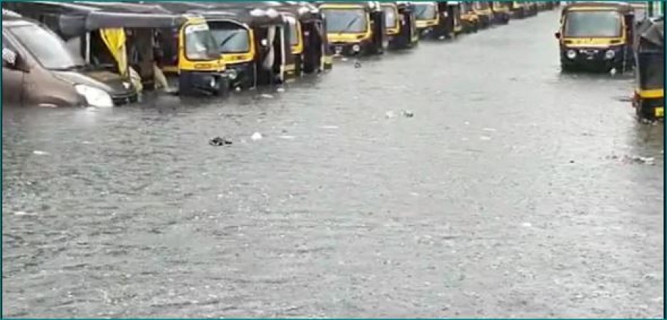 कोरोना के बीच भारी बारिश ने बढ़ाई समस्यां, 9 लोगों ने गँवाई जान