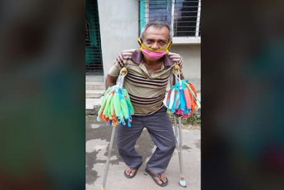 बैसाखी के सहारे मास्क बेच रहे थे 80 वर्षीय दिव्यांग बुजुर्ग, मदद के लिए TMC सांसद ने बढ़ाया हाथ