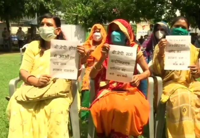 राजस्थान में सड़कों पर उतरी कांग्रेस, भाजपा के षड्यंत्र के खिलाफ दिया धरना