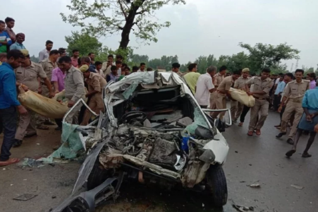 उत्तर प्रदेश: बस और कार में जबरदस्त भिड़ंत, हादसे में  2 बच्चों सहित सात की मौत