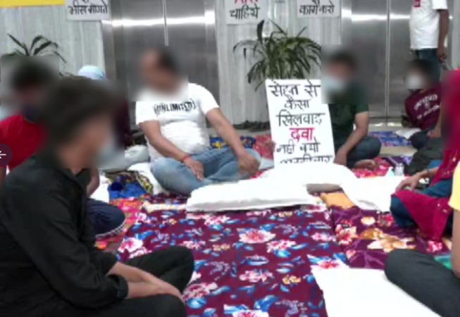 दिल्ली में AIDS के मरीजों का विरोध प्रदर्शन, जानिए क्या है मांग